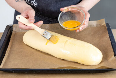 Mohnstrudel mit dem Ei bestreichen