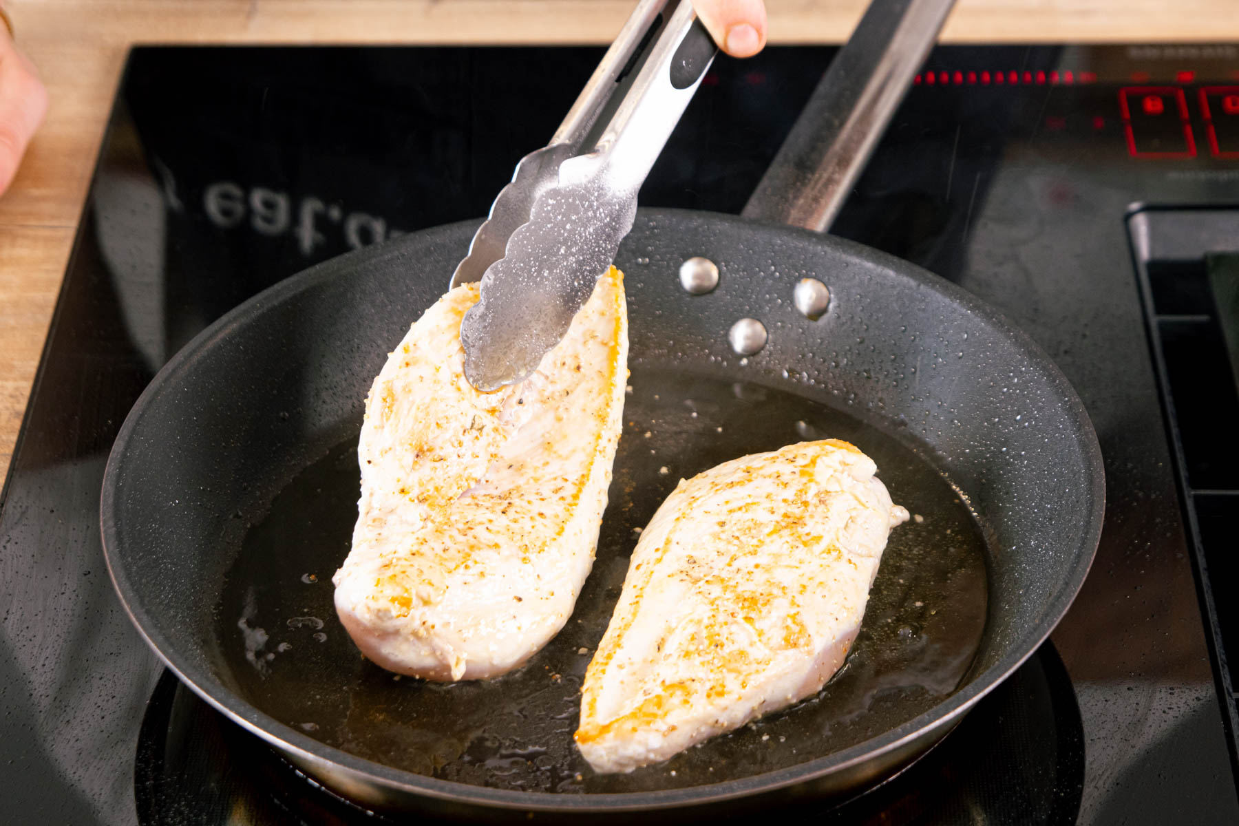 Mozzarella-Hähnchen in Basilikum-Sahnesoße | Rezept