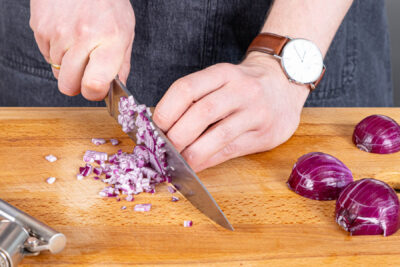 Rote Zwiebeln schälen und in feine Würfel schneiden