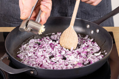 Zwiebeln und Knoblauch anbraten