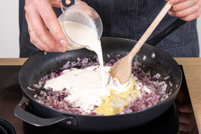 Sahne, Crème fraîche und Senf zum Spinat geben