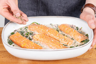 Ofenlachs mit Spinat und Zitrone mit gerösteteten Sonnenblumenkernen bestreuen