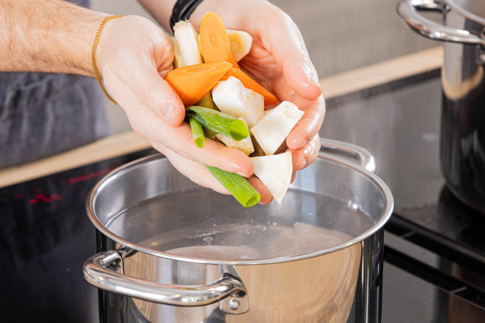 Omas Hühnersuppe bei Erkältung | Rezept