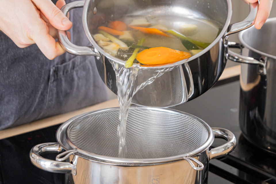 Omas Hühnersuppe bei Erkältung | Rezept