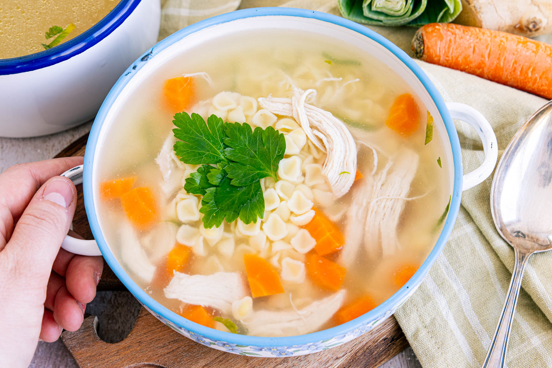 Omas Hühnersuppe bei Erkältung | Rezept