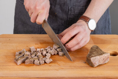 Rindfleisch in Würfel schneiden