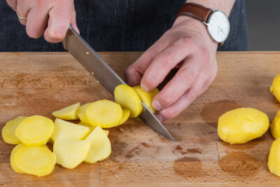 Kartoffeln in Scheiben schneiden