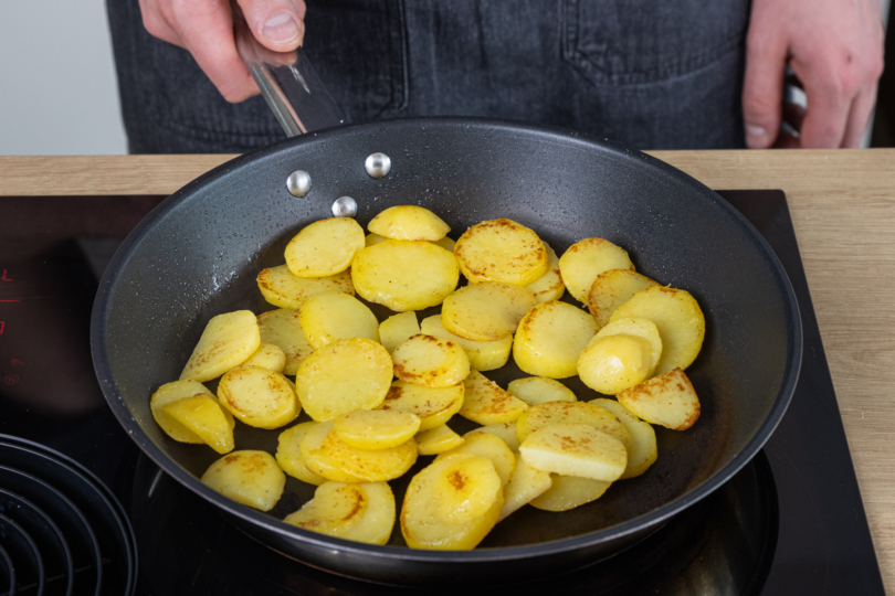 Kartoffeln in einer Pfanne anbraten