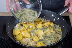 Eiermasse über die Kartoffeln geben