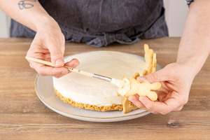 Schokolade auf Hasenplätzchen streichen