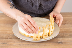 Osterhasen am Käsekuchen befestigen