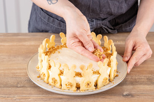 Osterhasen-Käsekuchen mit Krokant bestreuen