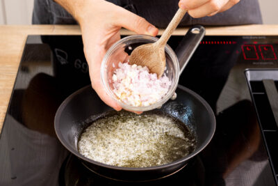 Schaloten und Knoblauch in Butter anbraten