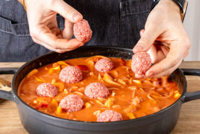 Hackbällchen zum Pfundstopf geben