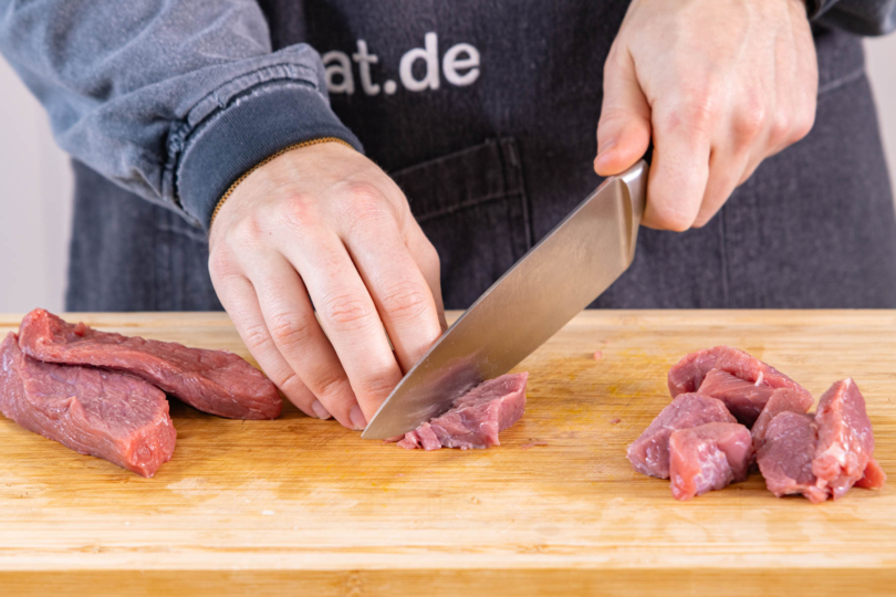 Rindfleisch in Würfel schneiden