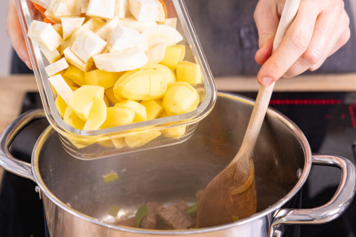 Kartoffeln & Suppengrün dazugeben