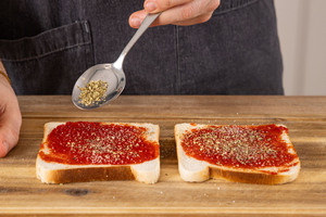 Pizza-Toast mit Oregano würzen