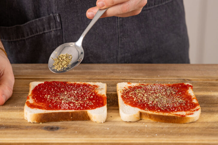 Pizza-Toast mit Oregano würzen