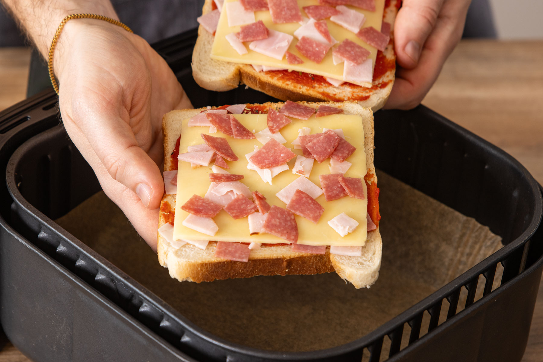 Pizza-Toast aus der Heißluftfritteuse Pizza-Toast aus der Heißluftfritteuse