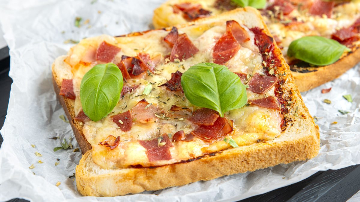Pizza-Toast aus der Heißluftfritteuse