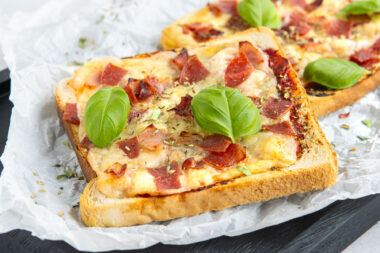Pizza-Toast aus der Heißluftfritteuse