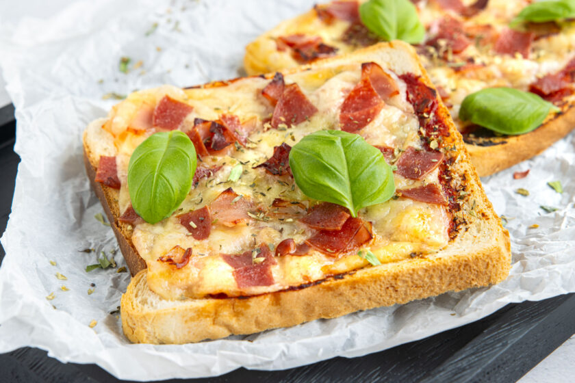 Pizza-Toast aus der Heißluftfritteuse