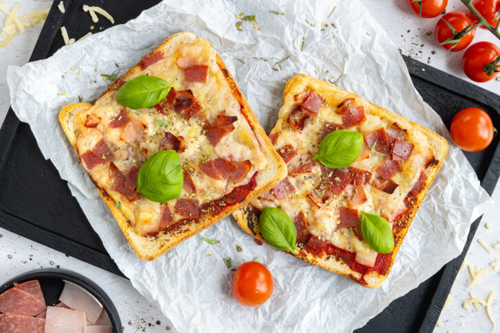 Pizza-Toast aus der Heißluftfritteuse