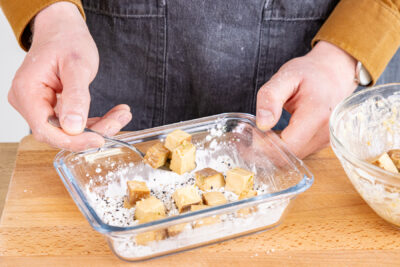 marinierten Räuchertofu in Stärke & Sesam wälzen
