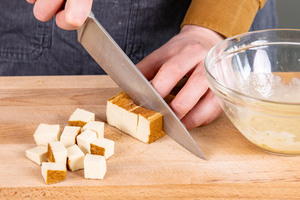 Räuchertofu schneiden