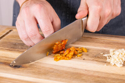 Chili und Knoblauch fein hacken