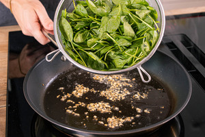 Knoblauch anbraten und Spinat dünsten