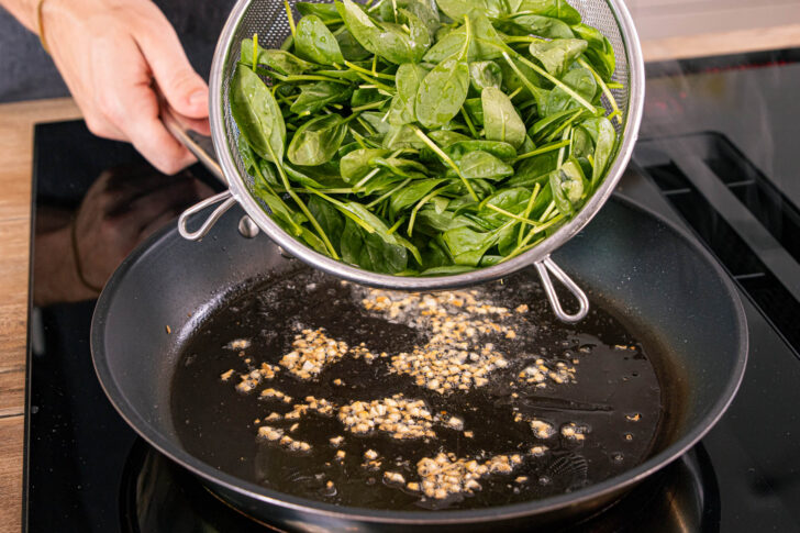 Knoblauch anbraten und Spinat dünsten