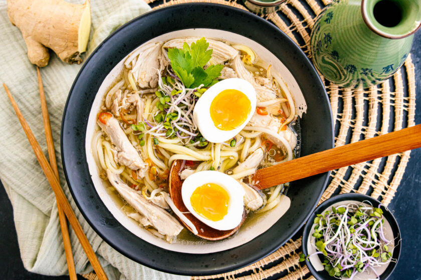 Ramen mit Huhn und Ei genießen