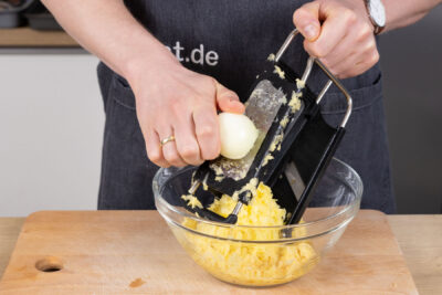 Zwiebel reiben.