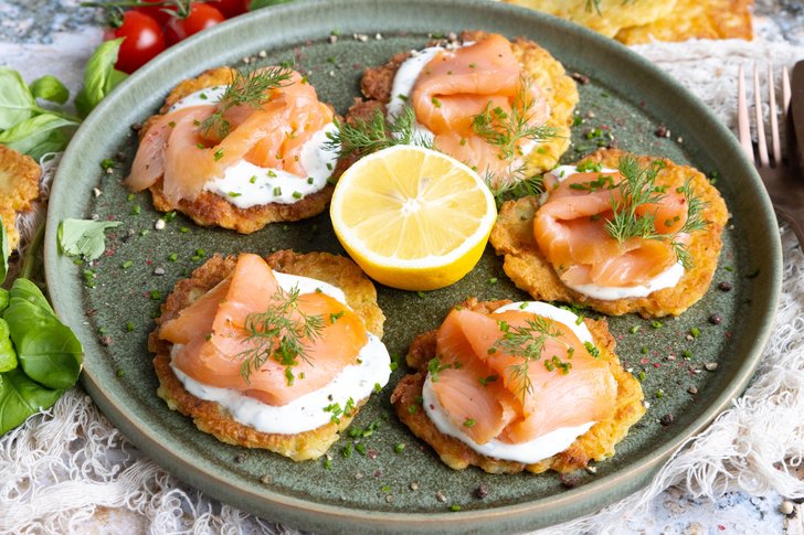 Reibekuchen mit Lachs.