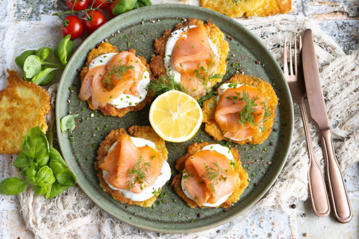 Reibekuchen mit Lachs.