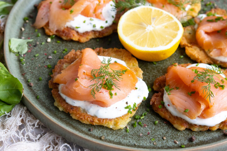 Reibekuchen mit Lachs.