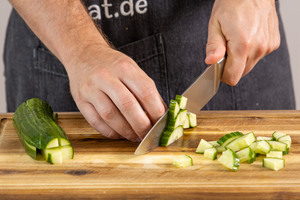 Gurke in Würfel schneiden