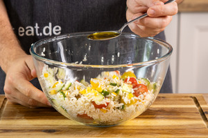 Olivenöl zum Reissalat geben