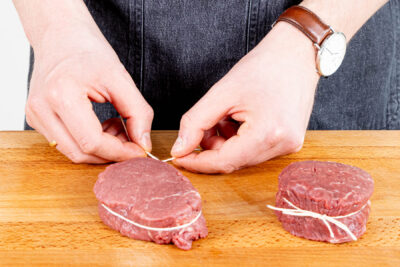 Rinderfilet zusammenbinden