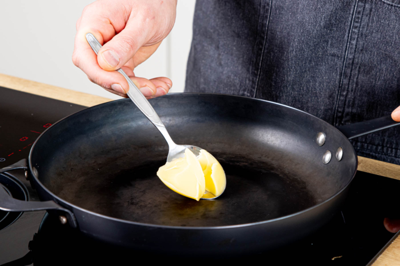 Butterschmalz in einer gusseisernen Pfanne anbraten