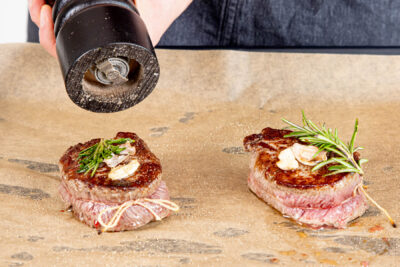 Rinderfilet ,it PFeffer würzen und im Ofen garen