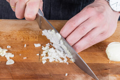 Zwiebel in feine Würfel schneiden