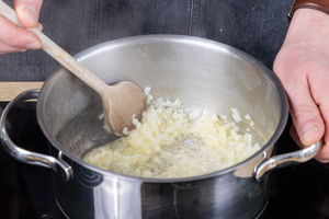 Knoblauch und Zwiebelwürfel anschwitzen
