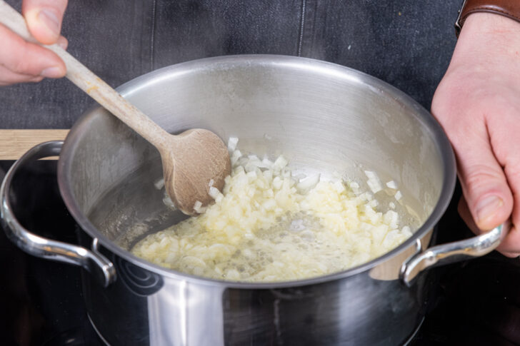Knoblauch und Zwiebelwürfel anschwitzen