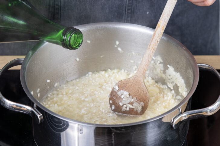 nach und nach den Weißwein dazugeben