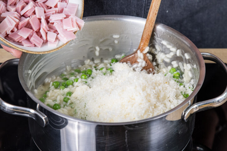 geriebenen Parmesan und Kochschinken in den Topf geben