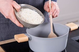 Risotto-Reis dazugeben