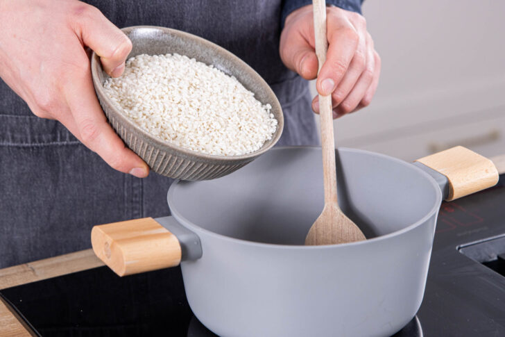 Risotto-Reis dazugeben