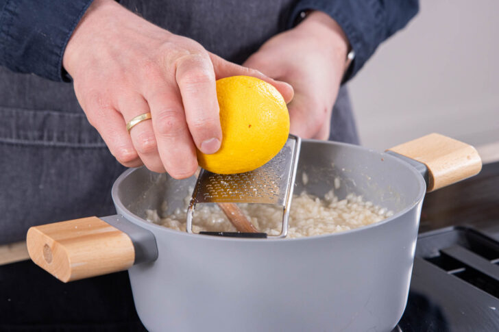 Risotto mit Zitrone verfeinern